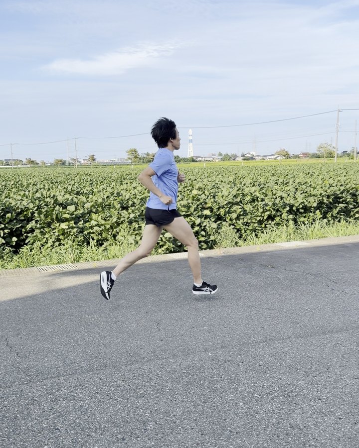 METASLEEKを履いて舗装路を走る筆者。軽やかにストライドしている横姿