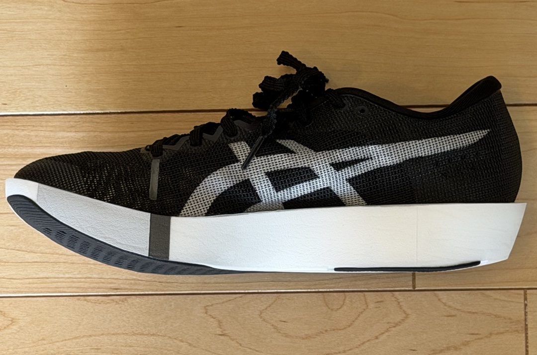 アシックス METASLEEK Black/White 26.5cmの実物を横から見た写真。黒いメッシュアッパーと白いFF TURBO SQUAREDミッドソール